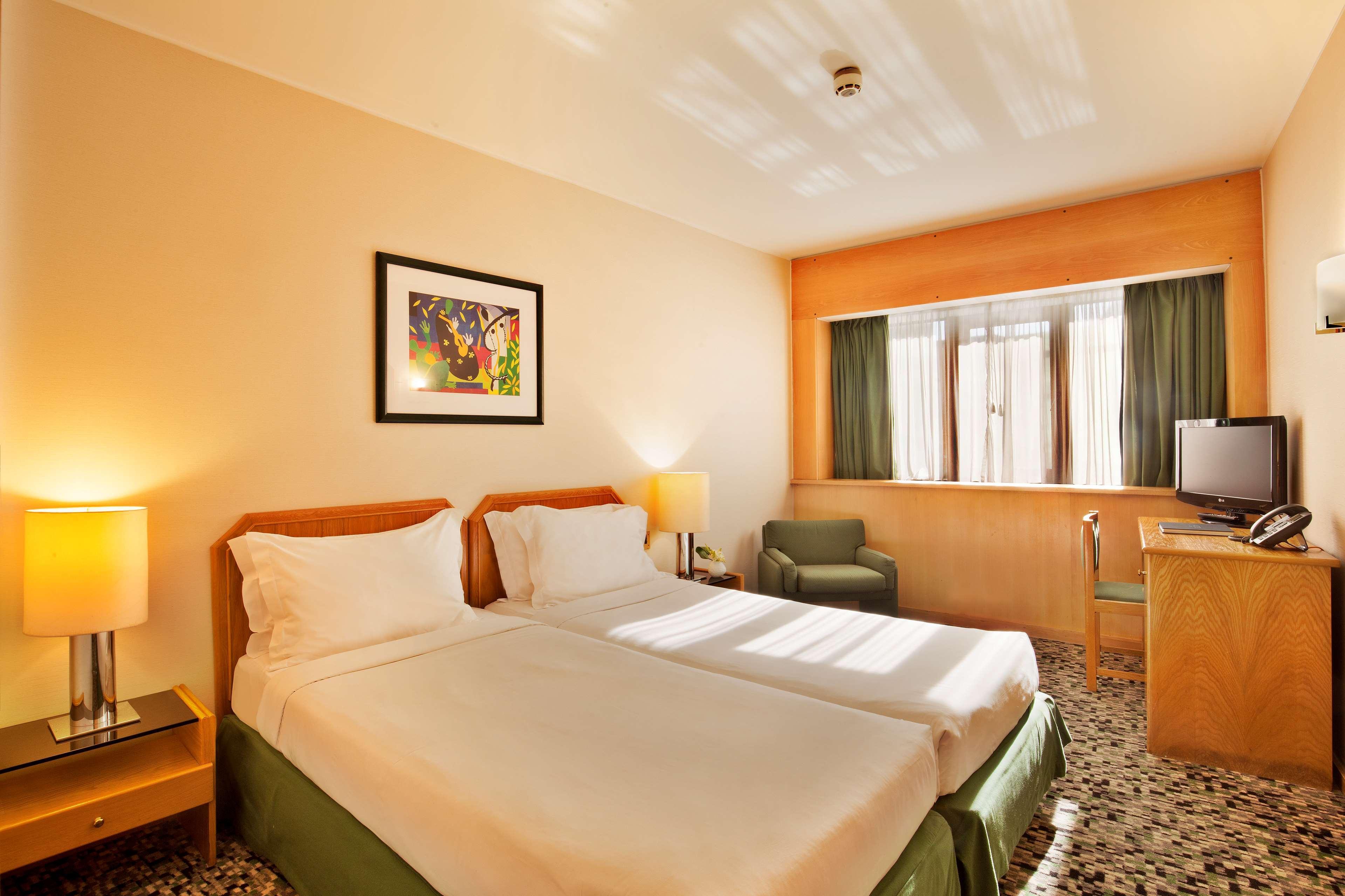 Ramada By Wyndham Lisbon Hotel Exterior foto