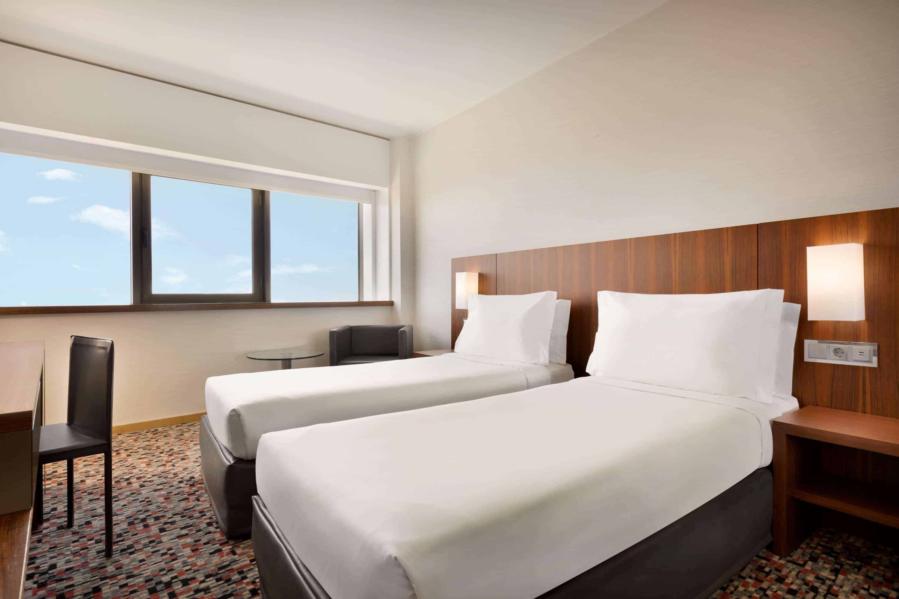 Ramada By Wyndham Lisbon Hotel Exterior foto