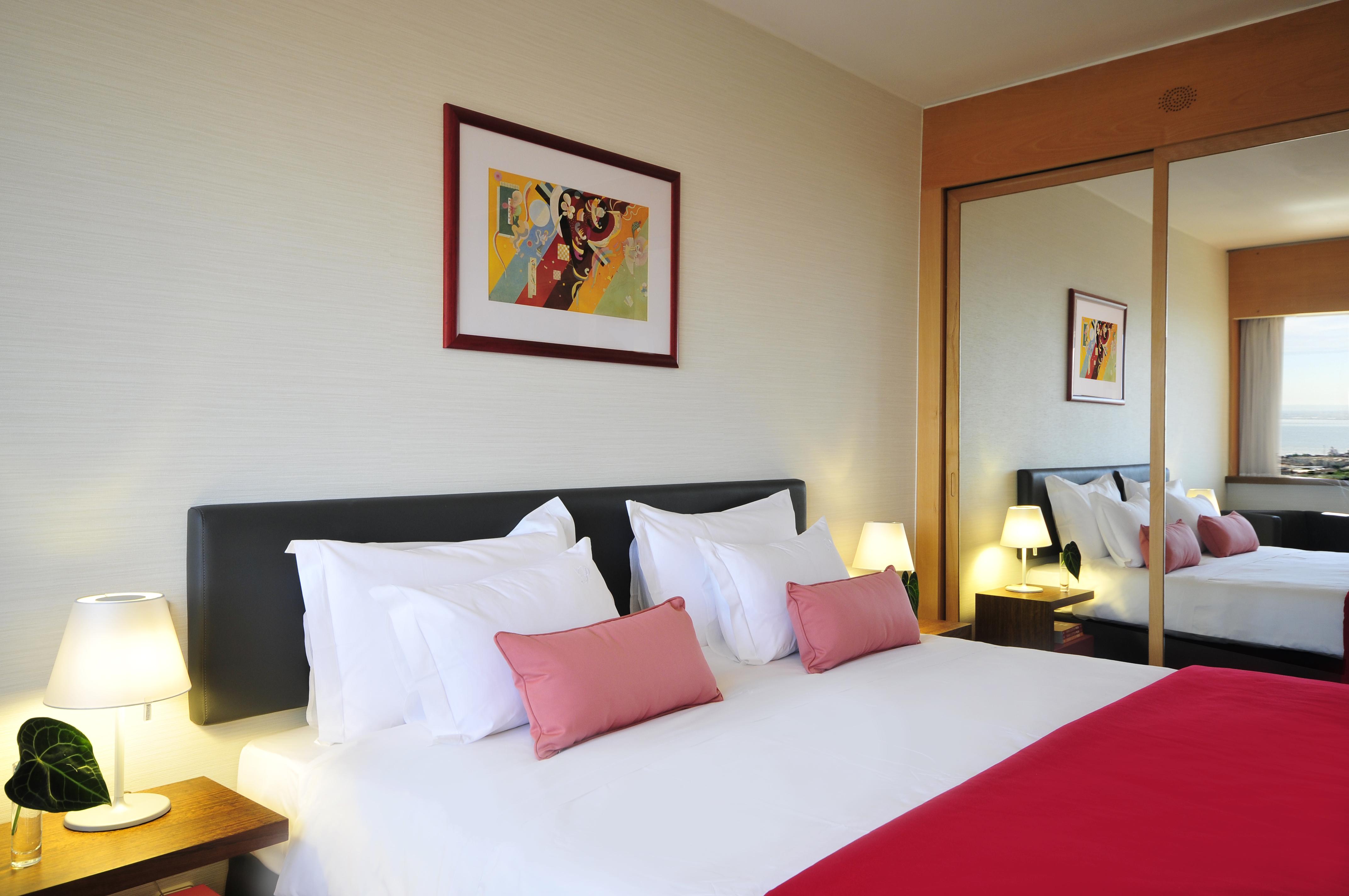 Ramada By Wyndham Lisbon Hotel Exterior foto